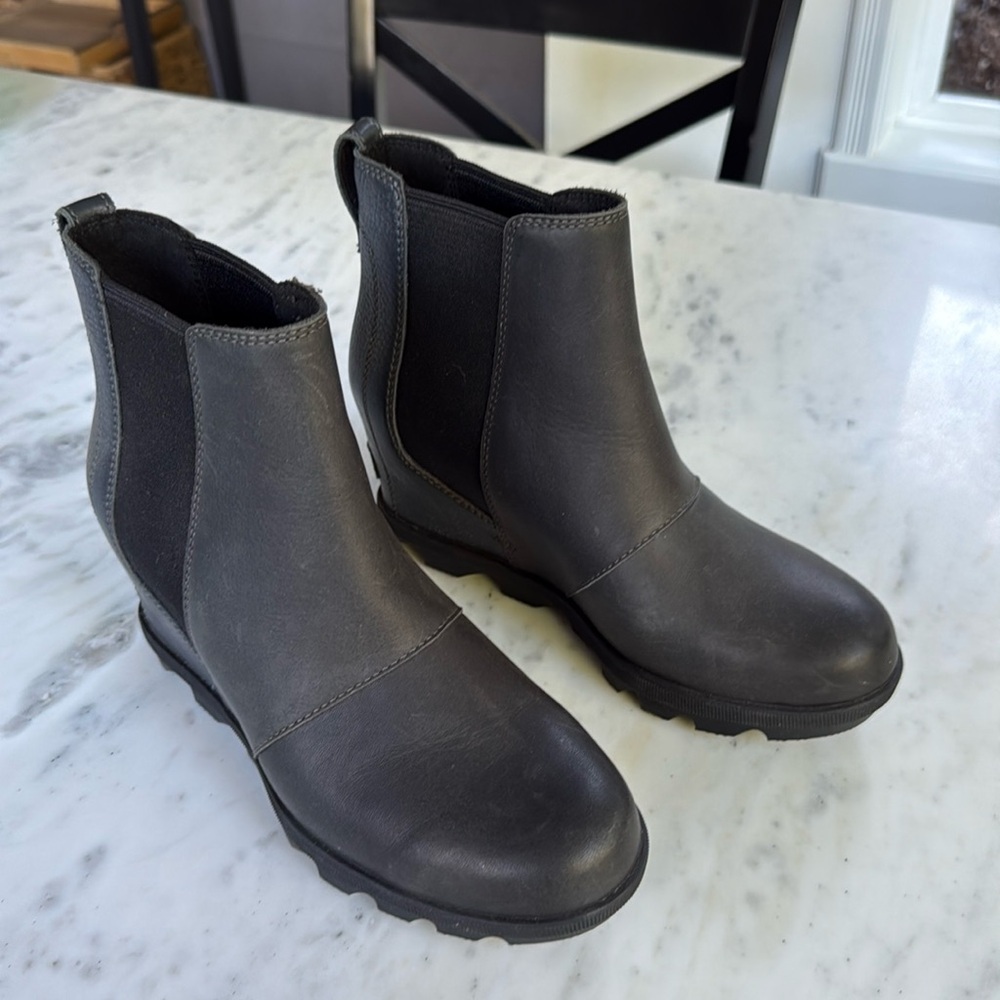 Sorel women’s Joan Rhapsody Chelsea Wedge. Size 7 Black pristine!